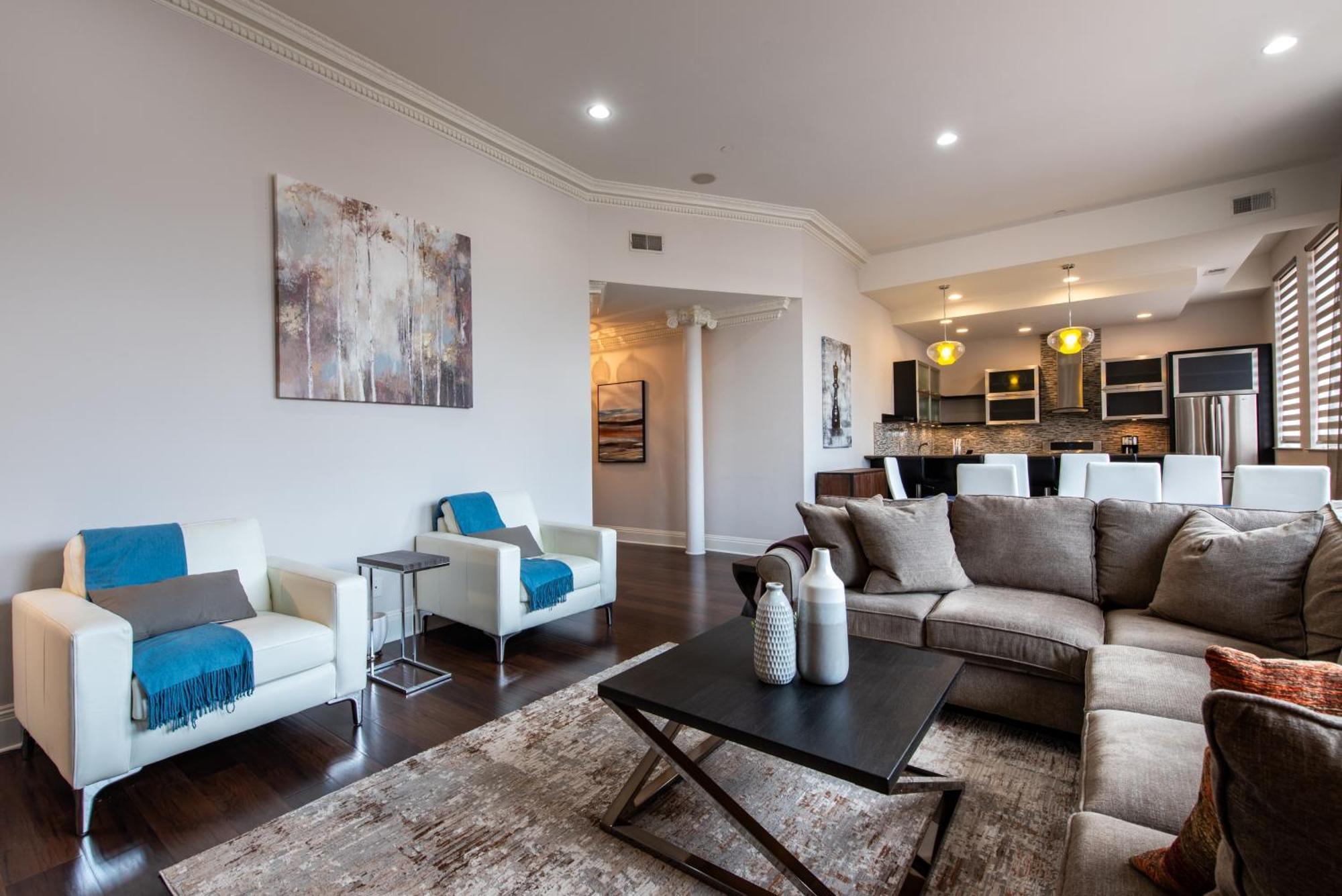 Apartment Luxe Condo~king Br~near Yum Center