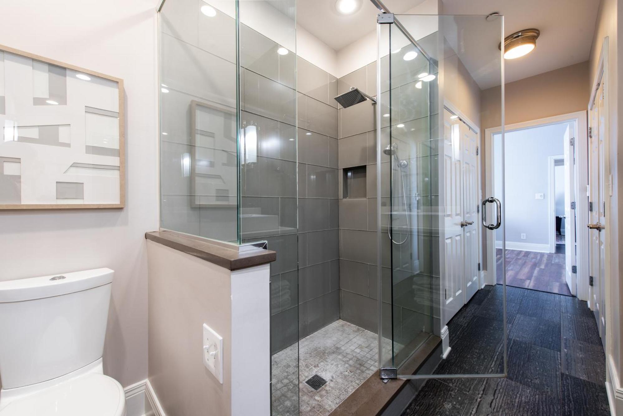 Luxe Condo~king Br~near Yum Center Apartment