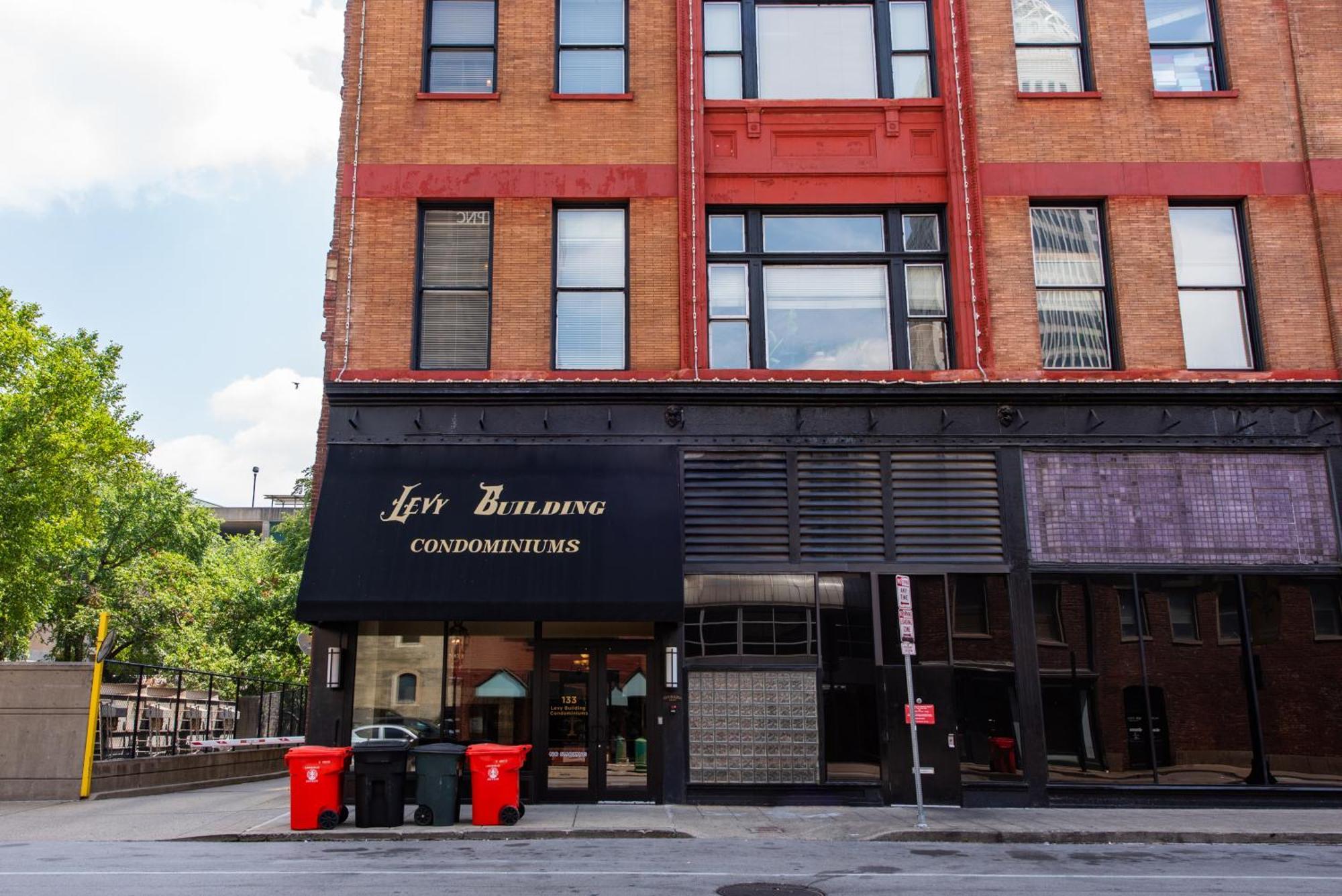 Luxe Condo~king Br~near Yum Center *