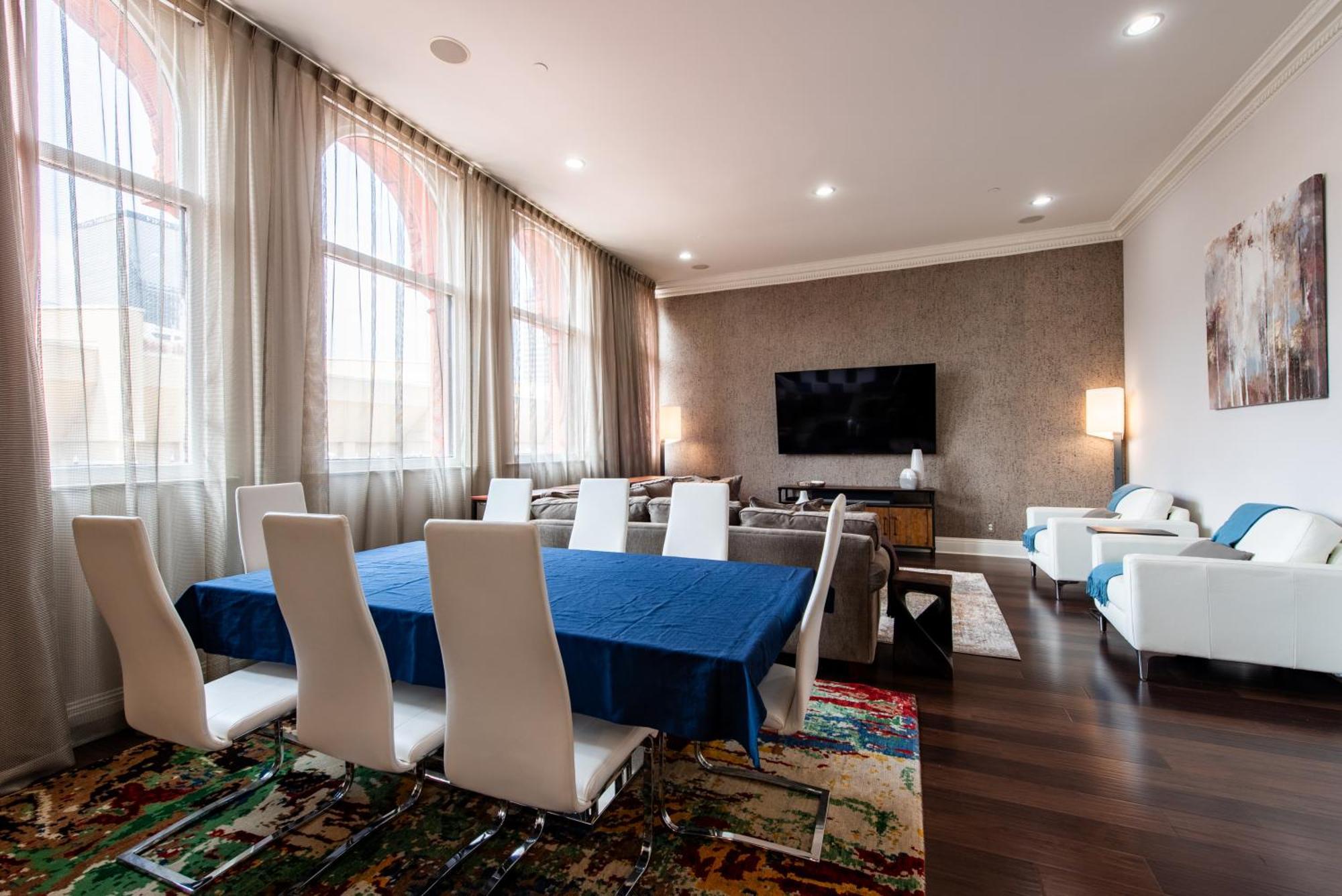 Apartment Luxe Condo~king Br~near Yum Center Louisville