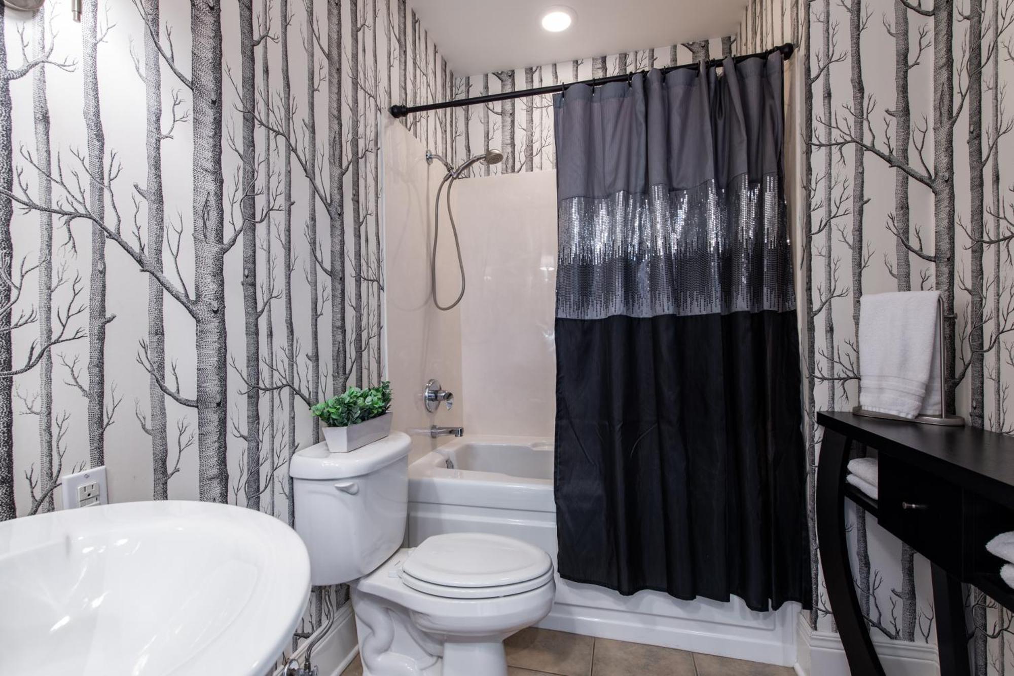Luxe Condo~king Br~near Yum Center * Louisville