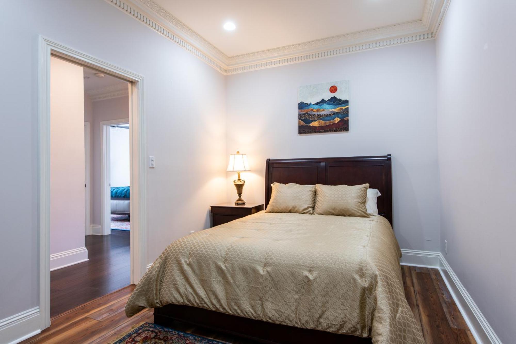 Luxe Condo~king Br~near Yum Center Apartment