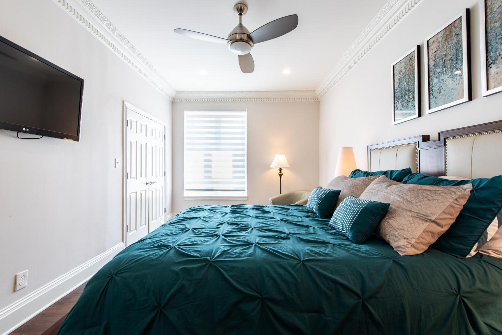 Luxe Condo~king Br~near Yum Center *