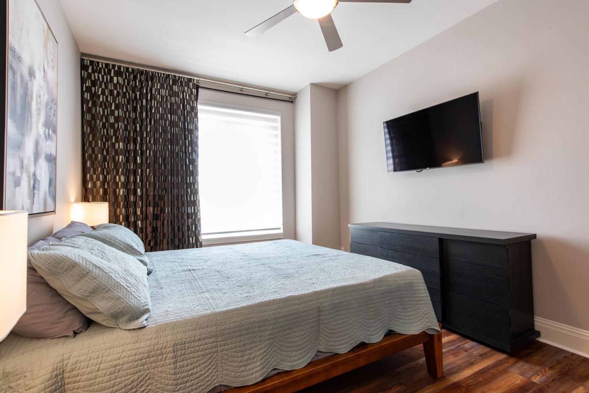 Luxe Condo~king Br~near Yum Center