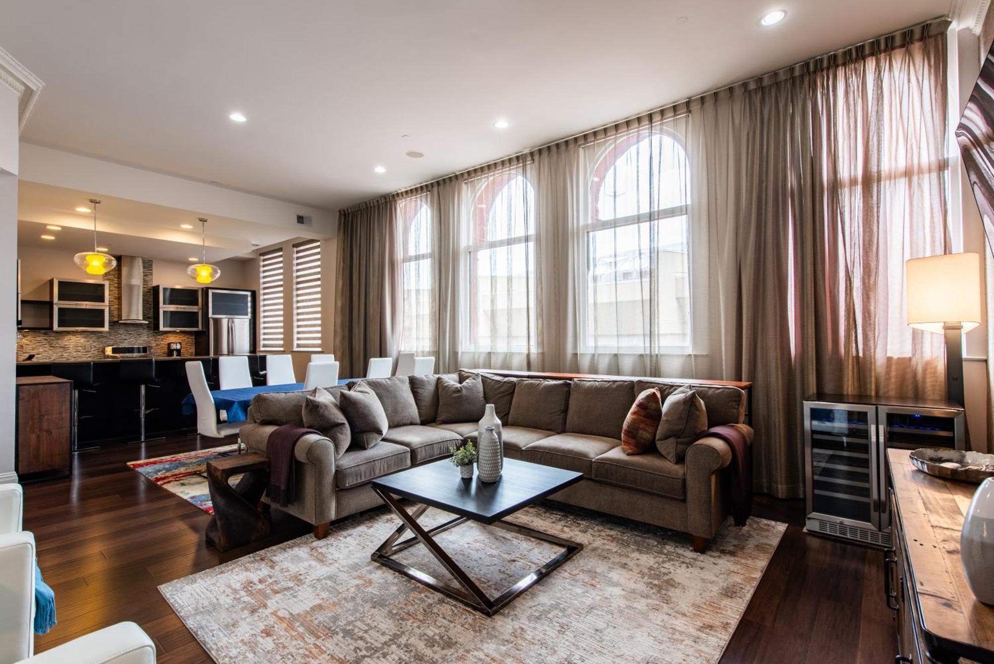 Luxe Condo~king Br~near Yum Center Apartment *