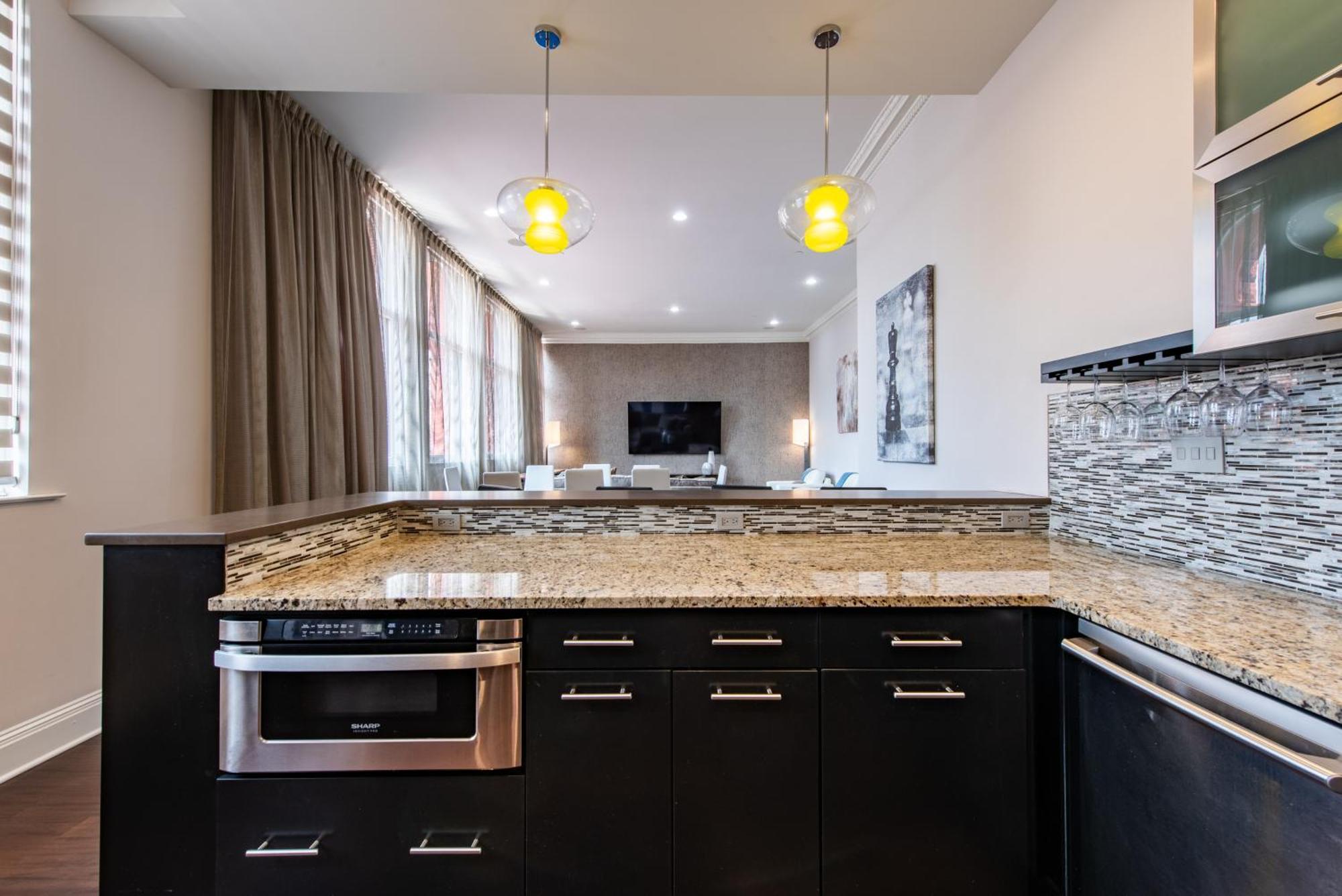 Apartment Luxe Condo~king Br~near Yum Center Louisville