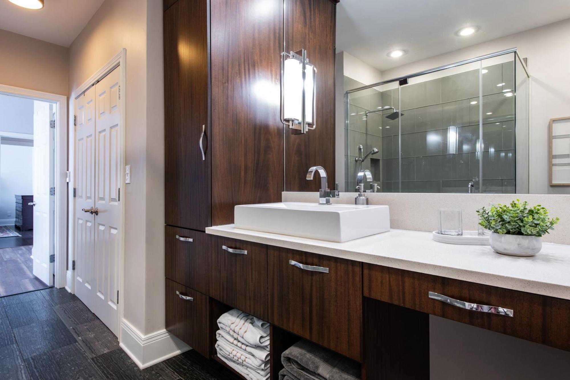 Luxe Condo~king Br~near Yum Center * Louisville