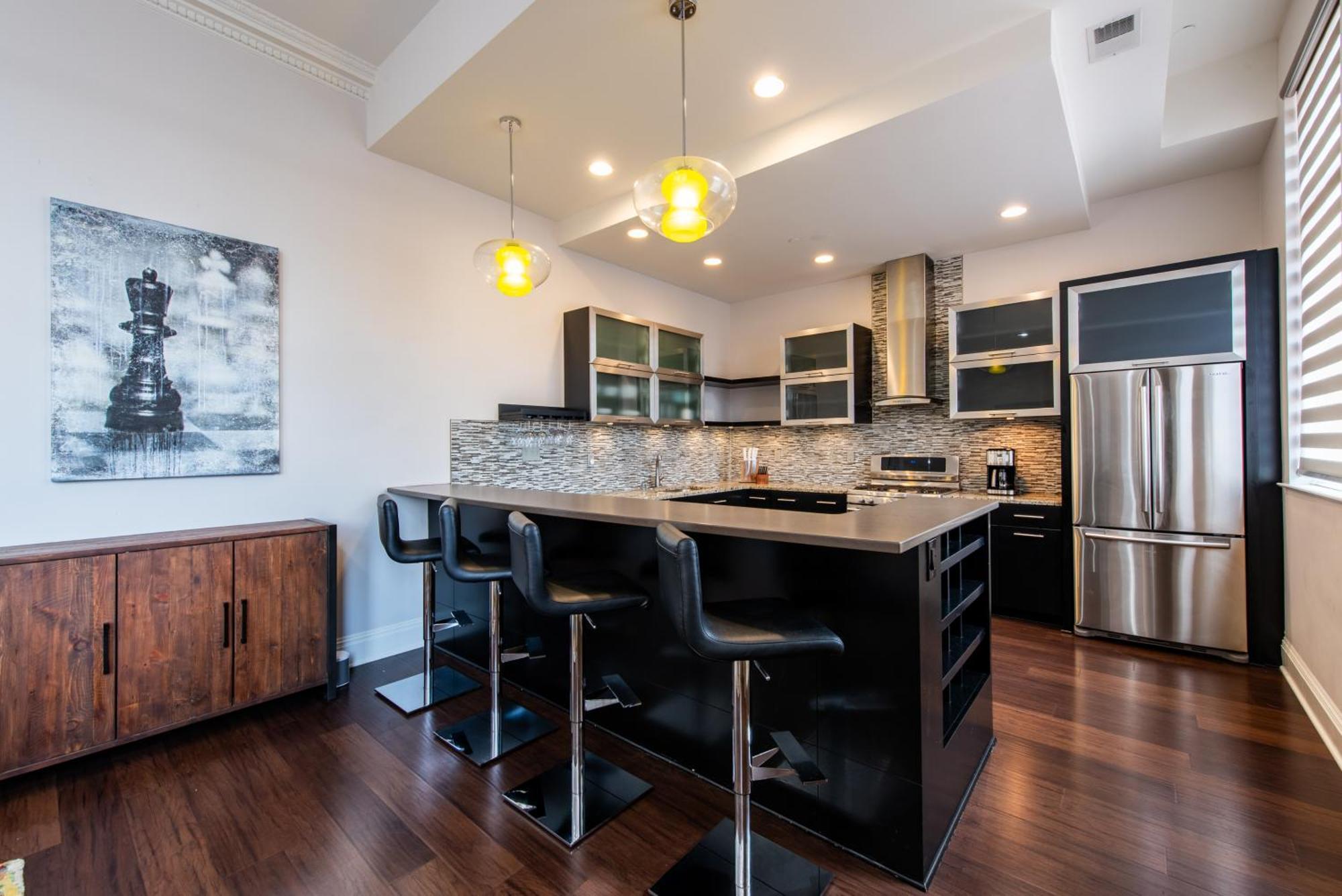 Apartment Luxe Condo~king Br~near Yum Center