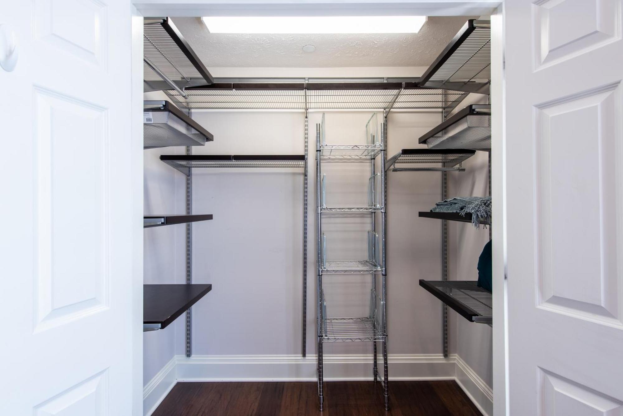 Luxe Condo~king Br~near Yum Center Louisville