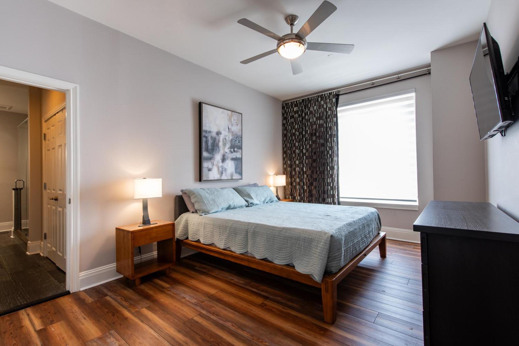 Luxe Condo~king Br~near Yum Center Apartment