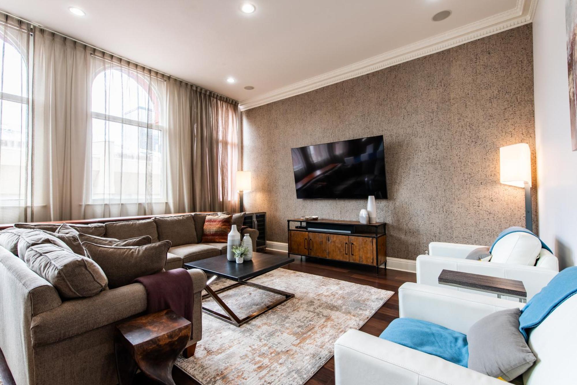 Luxe Condo~king Br~near Yum Center *