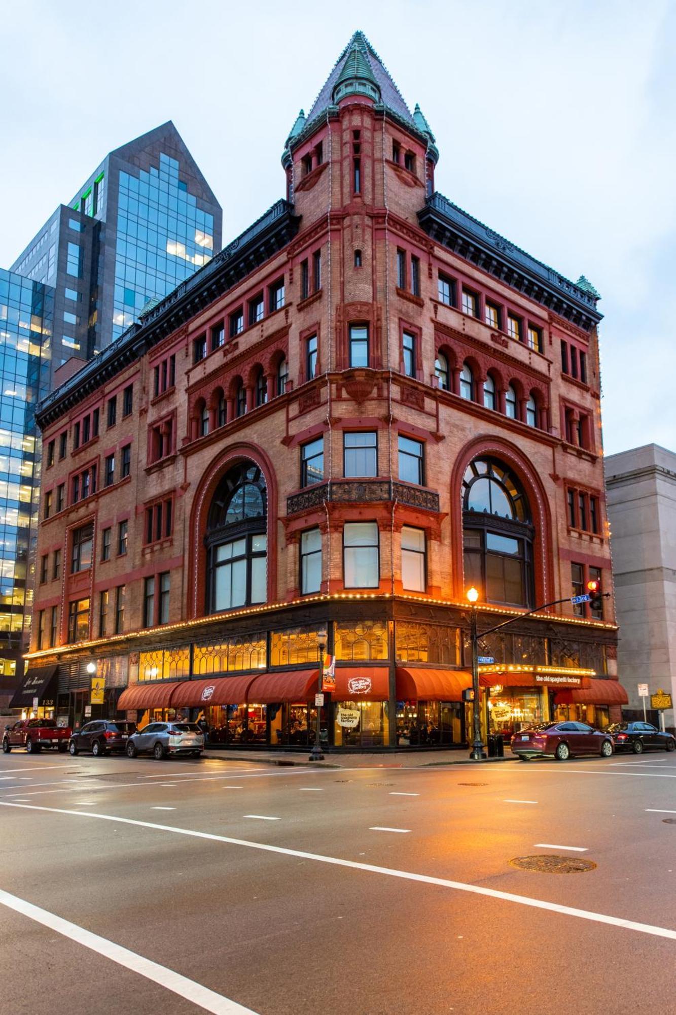 Luxe Condo~king Br~near Yum Center