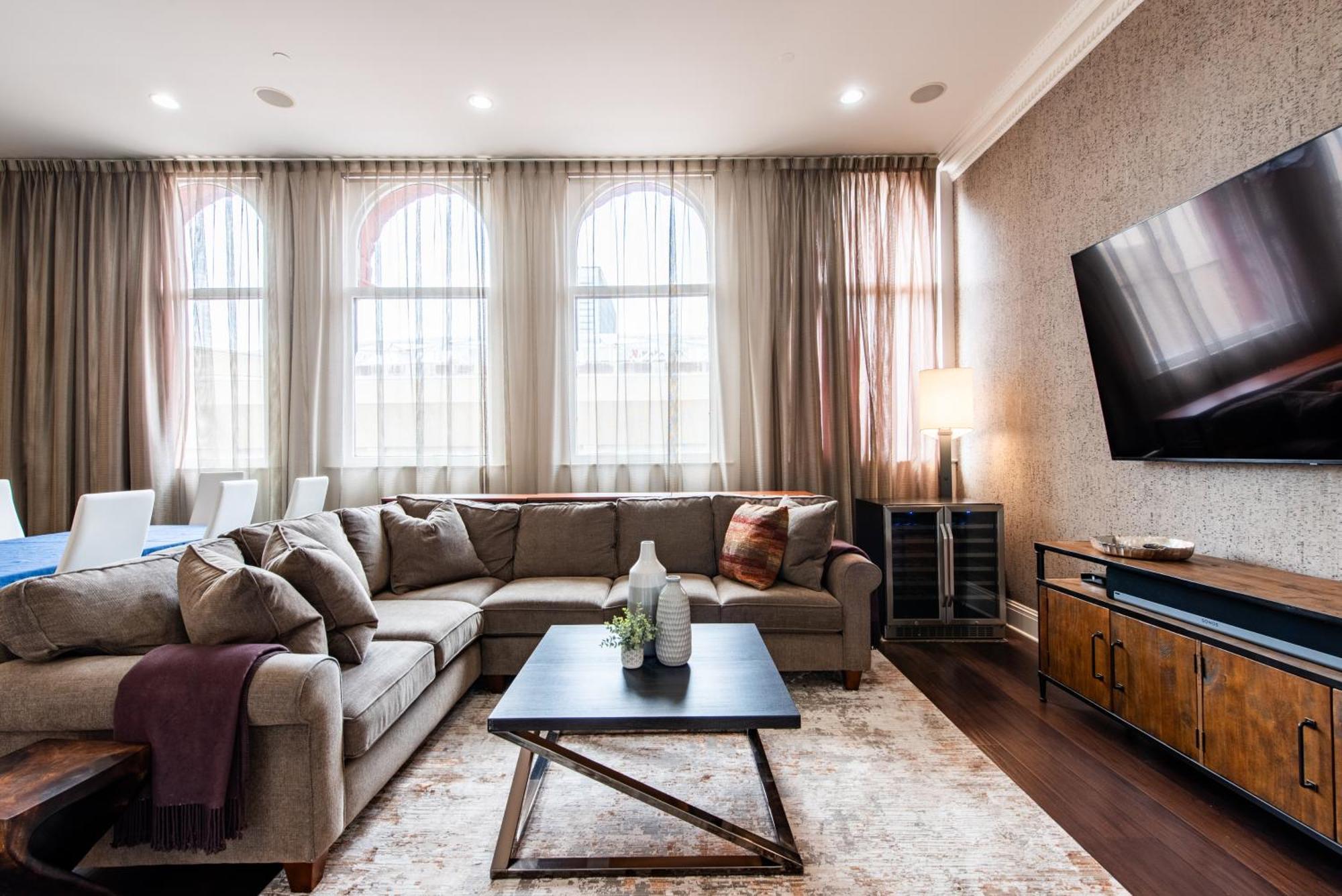 Luxe Condo~king Br~near Yum Center Apartment *