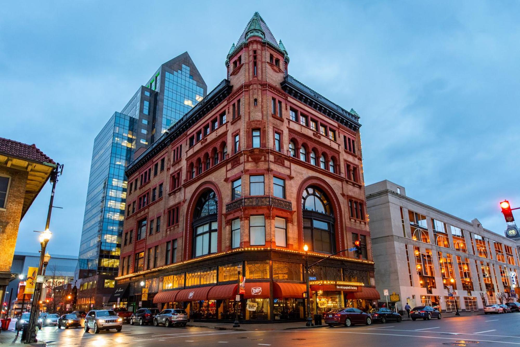 Luxe Condo~king Br~near Yum Center * Louisville